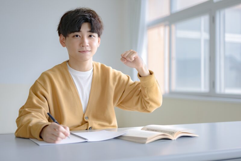 【ながら勉強で成績アップ】メリット・デメリットや活用法を完全解説！
